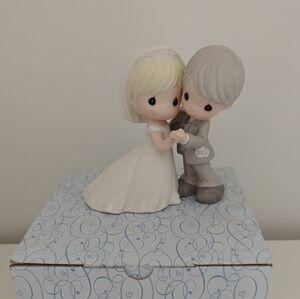 Charming Wedding Couple Cake Topper
